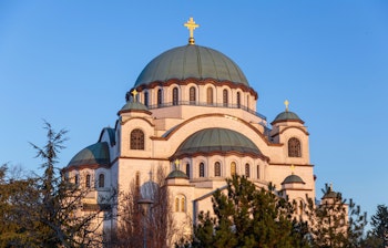 Saint Sava Katedral i Belgrad Serbien - ortodoks kirke med kobberkupler
