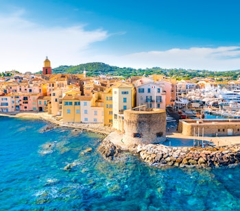 Panoramaudsigt over Saint-Tropez med den charmerende havn, luksuriøse yachter og farverige bygninger ved det azurblå Middelhav i Sydfrankrig