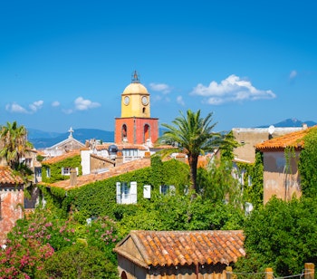 Panoramaudsigt over Saint Tropez' gamle bydel med det ikoniske klokketårn mod den blå middelhavshorisont