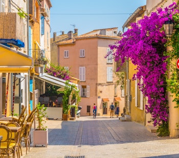 Charmerende smal gade med farverige bygninger i det historiske centrum af Saint Tropez på den franske riviera