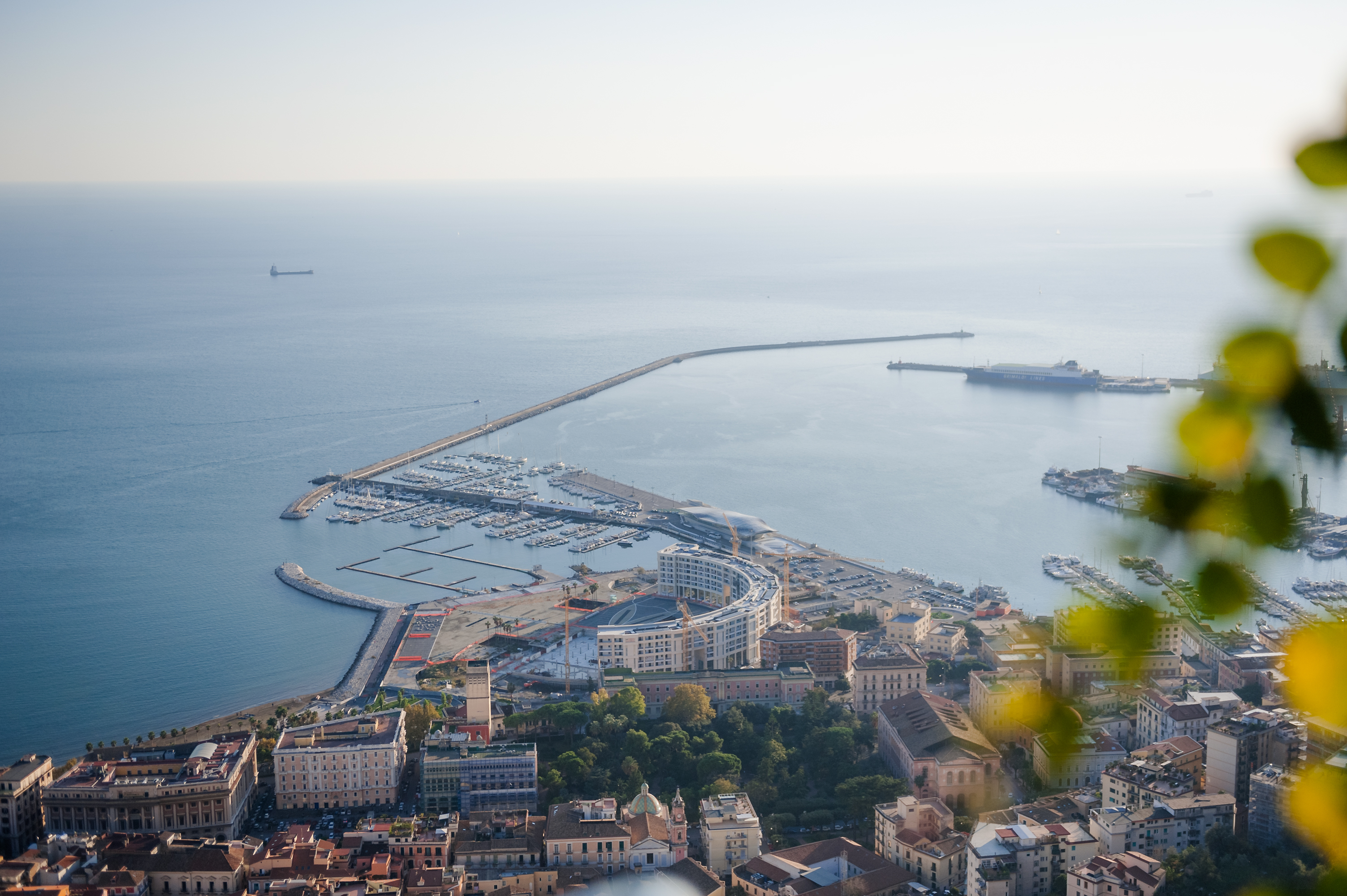 Luftfoto af Salerno havn med marina og Middelhavet i Italien