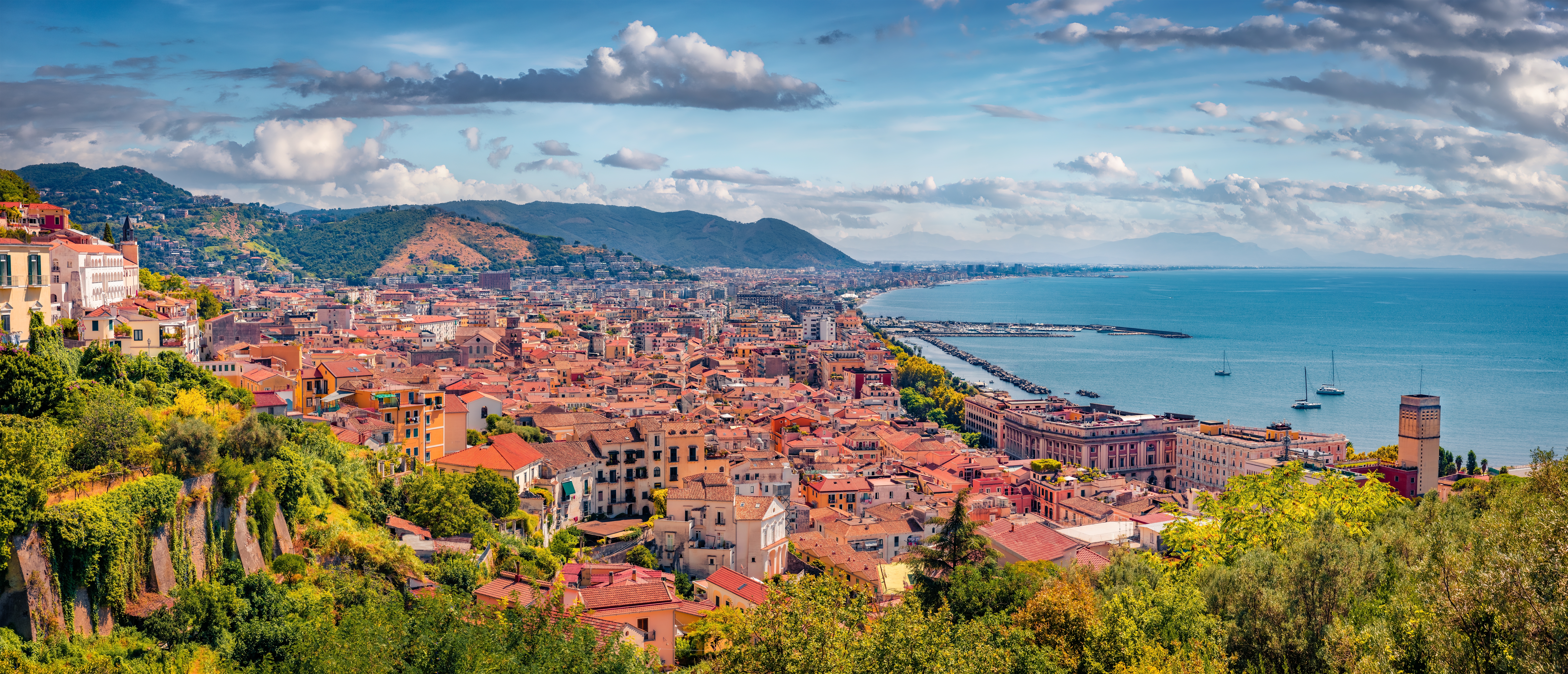 Panoramaudsigt over Salerno kystby i Italien med Middelhavet og historisk arkitektur