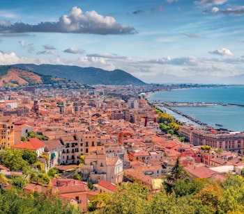 Panoramaudsigt over Salerno kystby i Italien med Middelhavet og historisk arkitektur