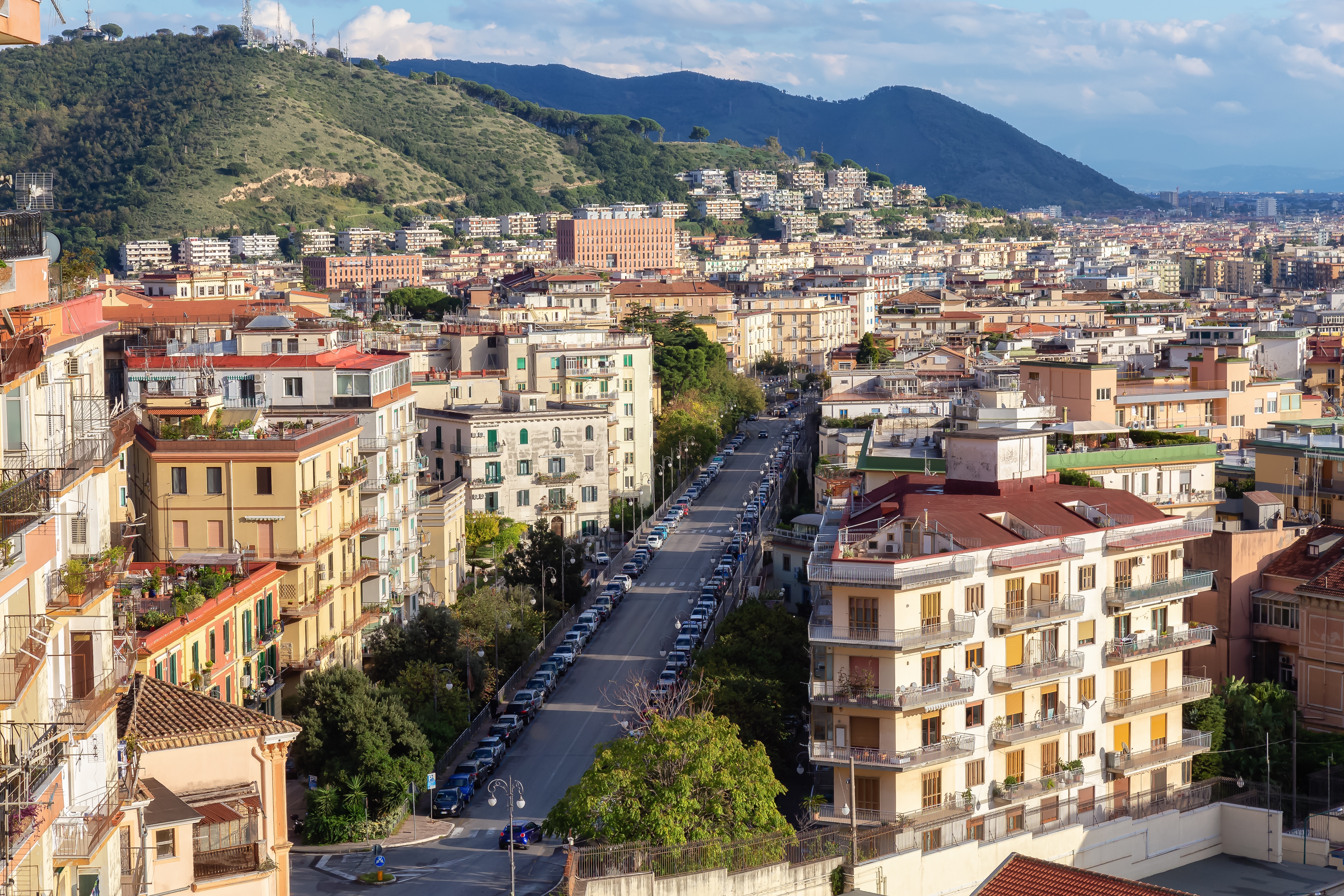 Luftfoto af Salerno Italien med farverige bygninger og Middelhavet