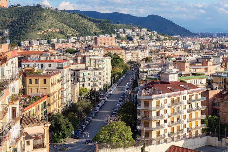 Luftfoto af Salerno Italien med farverige bygninger og Middelhavet