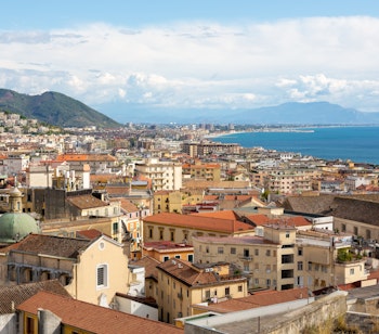 Betagende udsigt over Salernobugten med azurblåt Middelhav og Salernos charmerende bykerne i Campania, Syditalien