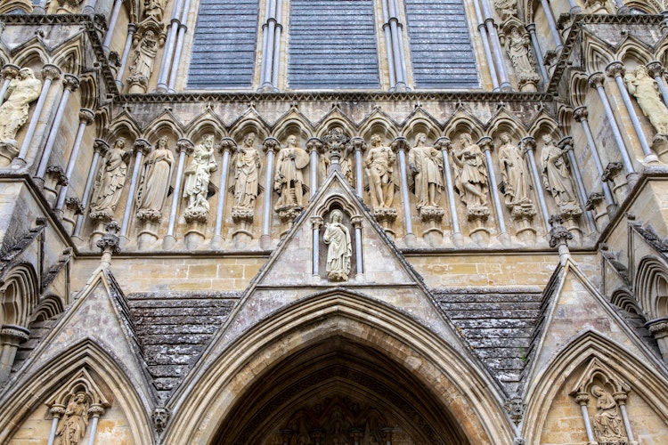 Den historiske Salisbury Katedral med imponerende gotisk arkitektur og udsmykning - et berømt kulturelt landemærke i Wiltshire, England