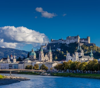 Salzburgs historiske bycentrum med borgen på bjerget og barok katedral ved Salzach floden i Østrig