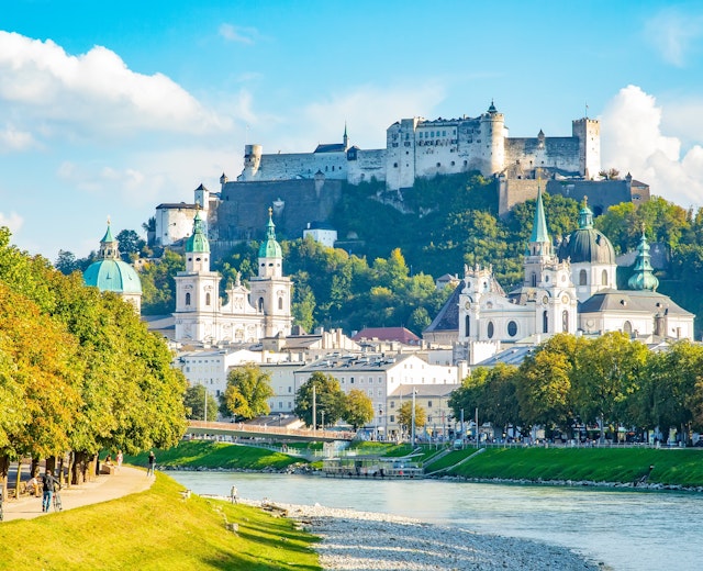 Panoramaudsigt over Salzburg med Hohensalzburg-slottet, historiske kirker og Salzach-floden i Østrig