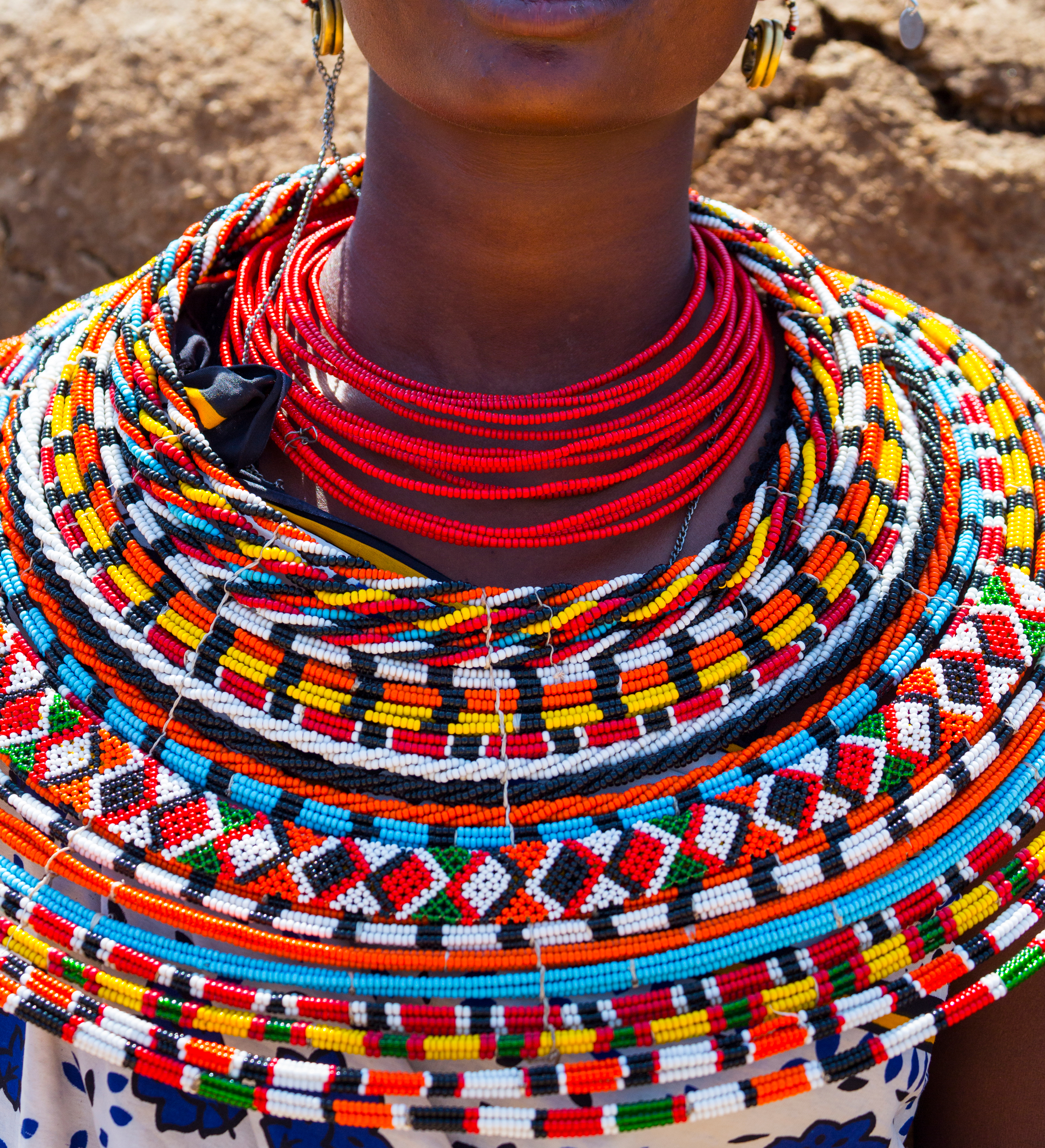 Kvinde fra Samburu-stammen med traditionelle farverige perlesmykker i Samburu National Park, Kenya, der viser Afrikas rige kulturarv
