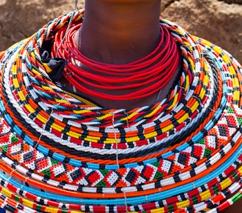 Kvinde fra Samburu-stammen med traditionelle farverige perlesmykker i Samburu National Park, Kenya, der viser Afrikas rige kulturarv