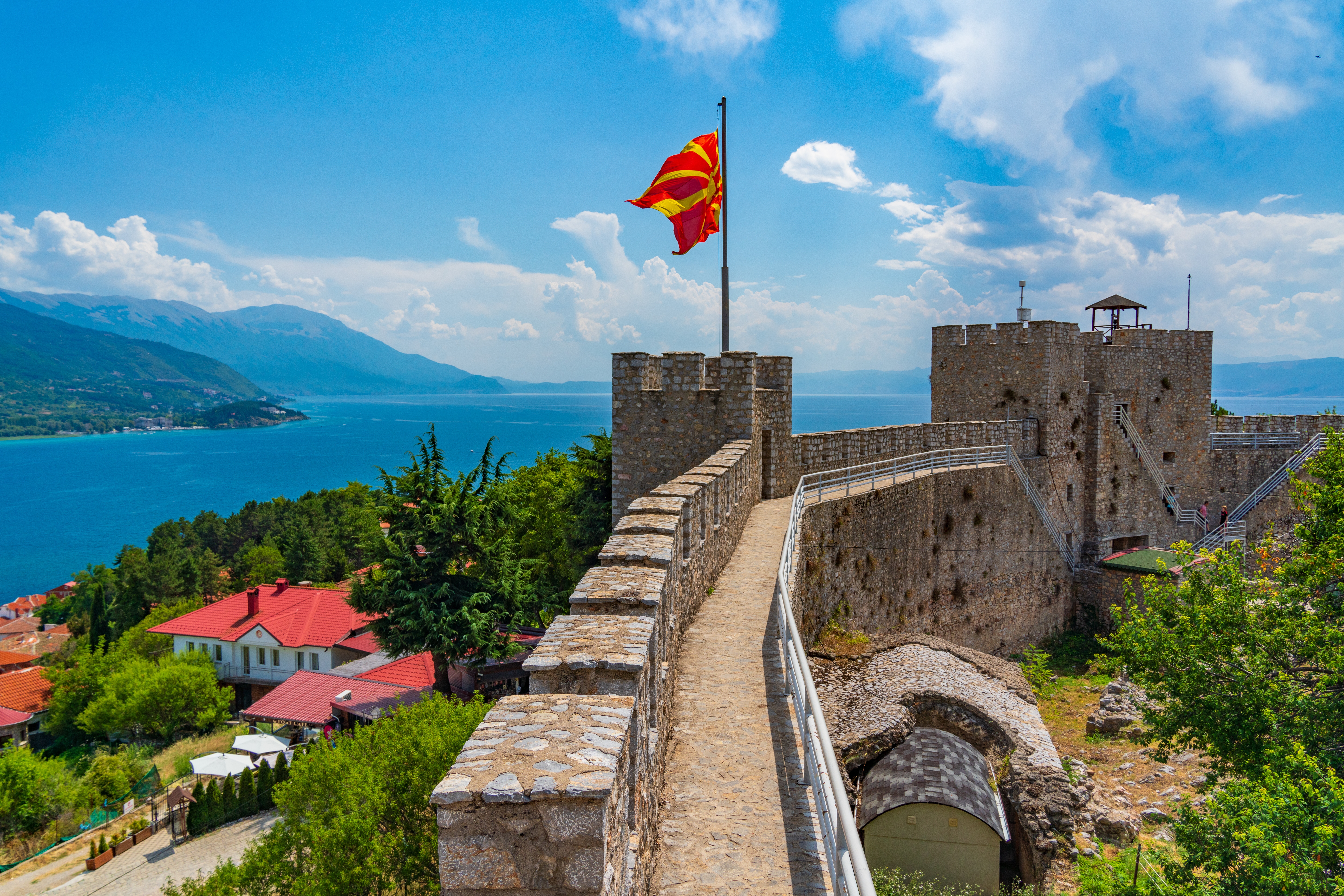 Samuels Fæstning ved Ohrid-søen i Makedonien med det makedonske flag og historiske stenmure