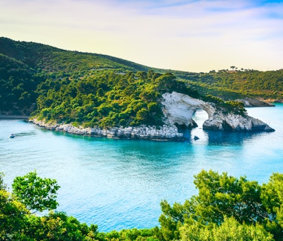 Den ikoniske San Felice klippebue ved havet nær Vieste på Gargano-halvøen i Apulien, Syditalien