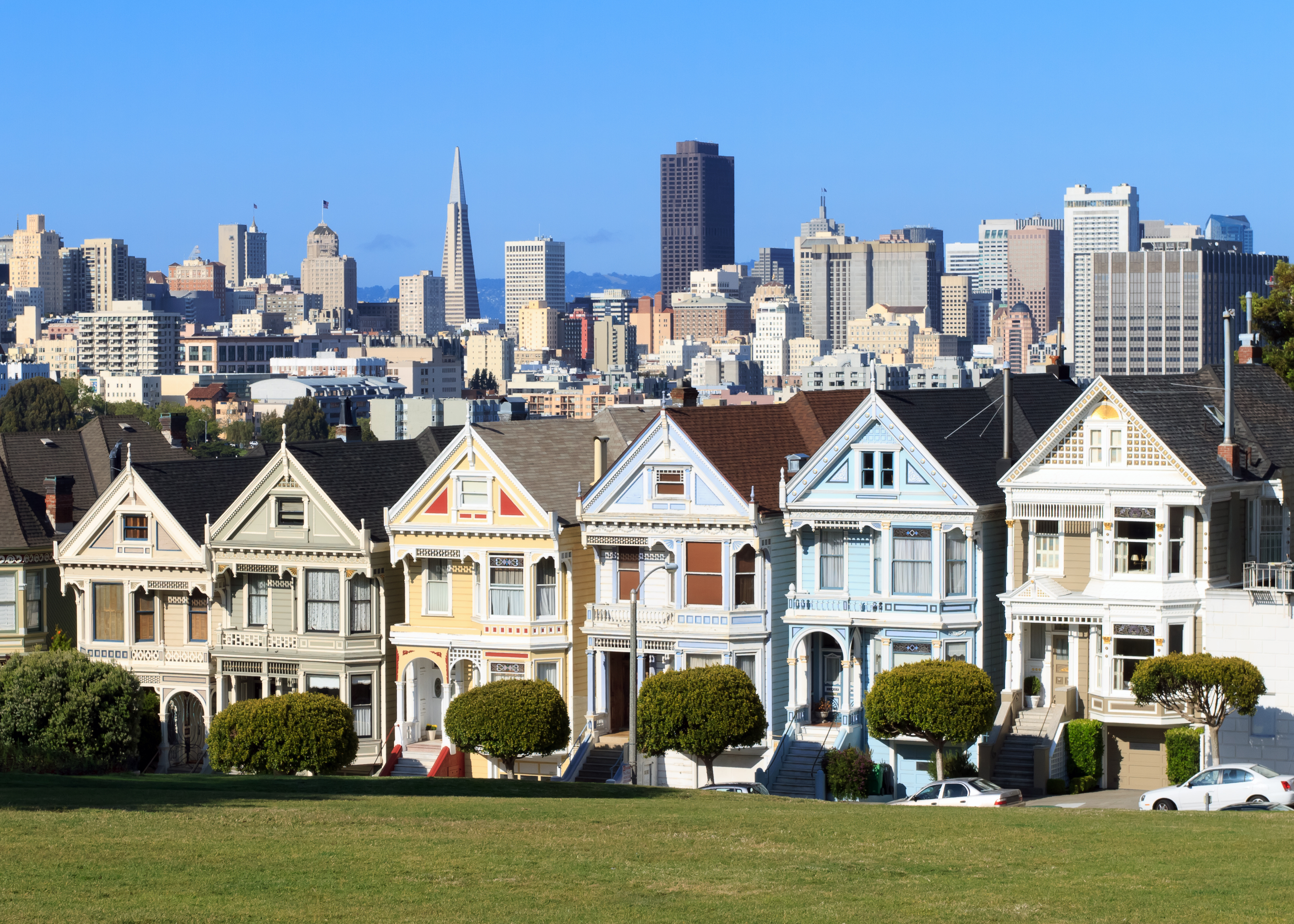 De berømte Painted Ladies victorianske huse i San Francisco med skyline baggrund