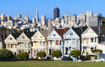 De berømte Painted Ladies victorianske huse i San Francisco med skyline baggrund