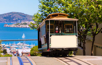 Historisk sporvogn i San Francisco med udsigt over bugten og Alcatraz-øen