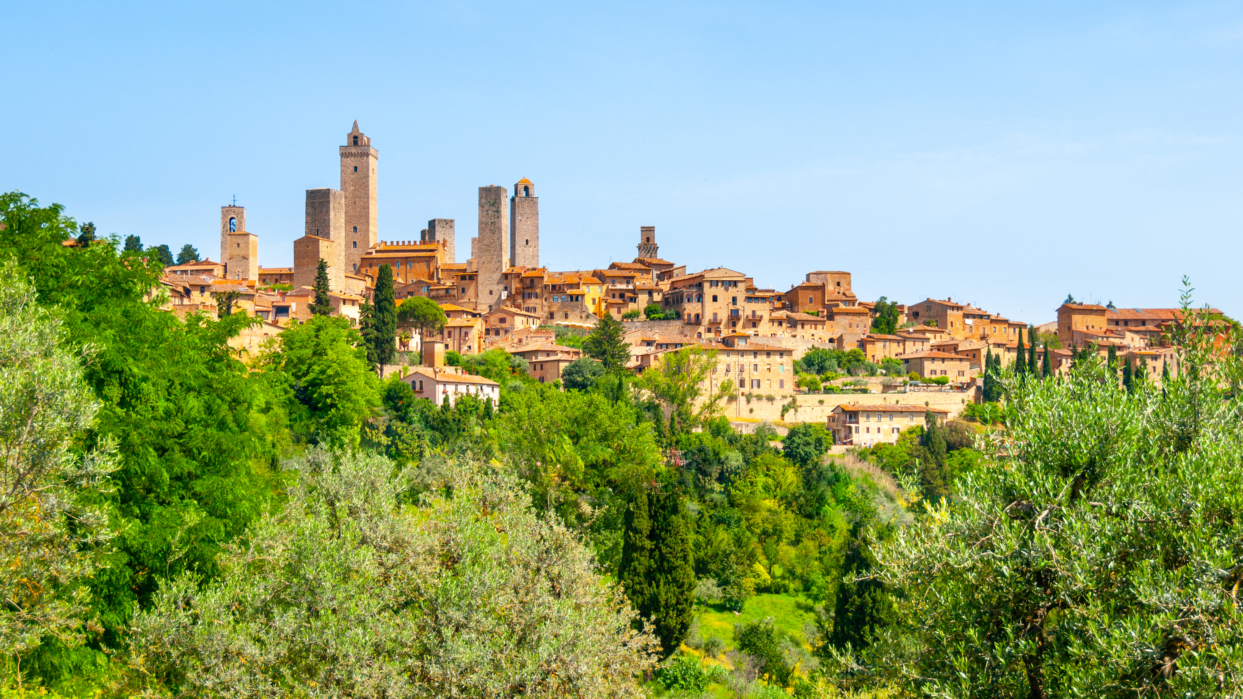 Historiske tårne i San Gimignano middelalderby på bakketop i Toscana Italien omgivet af grøn natur