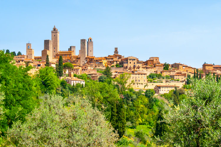Historiske tårne i San Gimignano middelalderby på bakketop i Toscana Italien omgivet af grøn natur