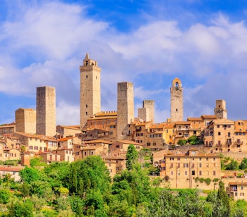 Panoramaudsigt over San Gimignano med de berømte middelalderlige tårne og terrakottatage omgivet af det smukke toskanske landskab i Siena-provinsen, Italien