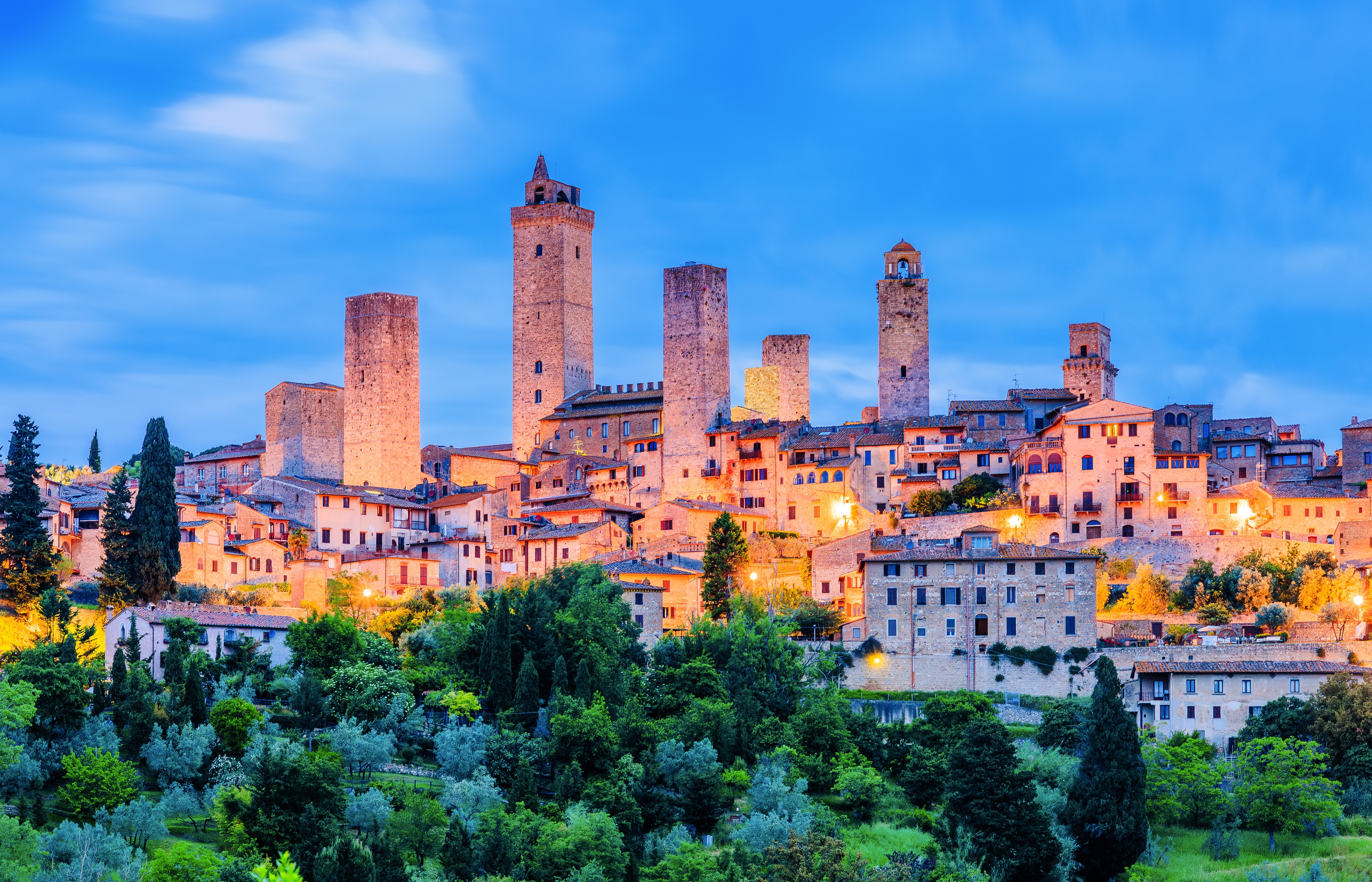 Middelalderlige tårne i San Gimignano ved solnedgang i Toscana