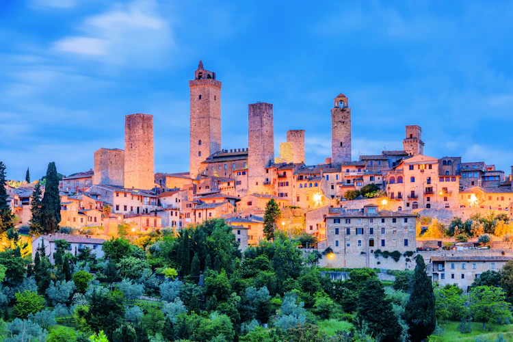 Middelalderlige tårne i San Gimignano ved solnedgang i Toscana