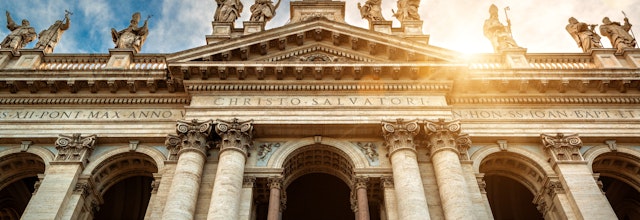 Den imponerende barokfacade af San Giovanni in Laterano (Sankt Johannes i Lateranet) i Rom, en af de fire pavelige ærkebasilikaer og et af Italiens vigtigste religiøse monumenter
