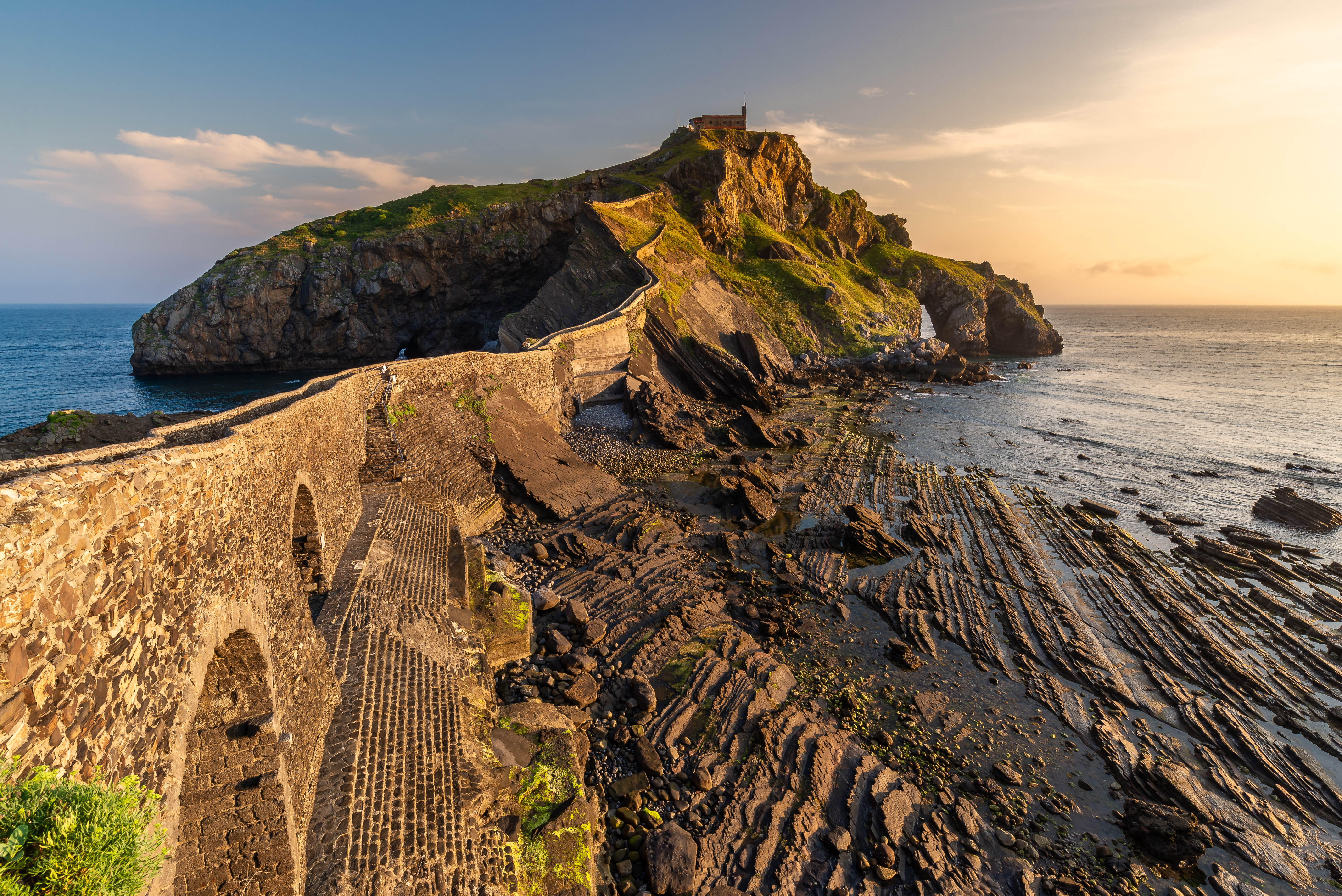 Den historiske stenbro til San Juan de Gaztelugatxe kapellet ved solnedgang i Baskerlandet, Spanien