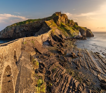 Den historiske stenbro til San Juan de Gaztelugatxe kapellet ved solnedgang i Baskerlandet, Spanien