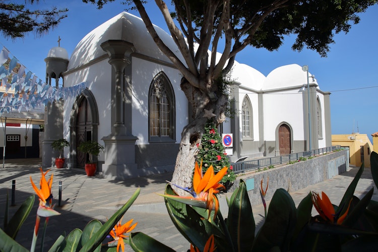 Historiske San Marcos kirke med hvid gotisk arkitektur i Agulos gamle bydel, La Gomera, Kanarieøerne, Spanien