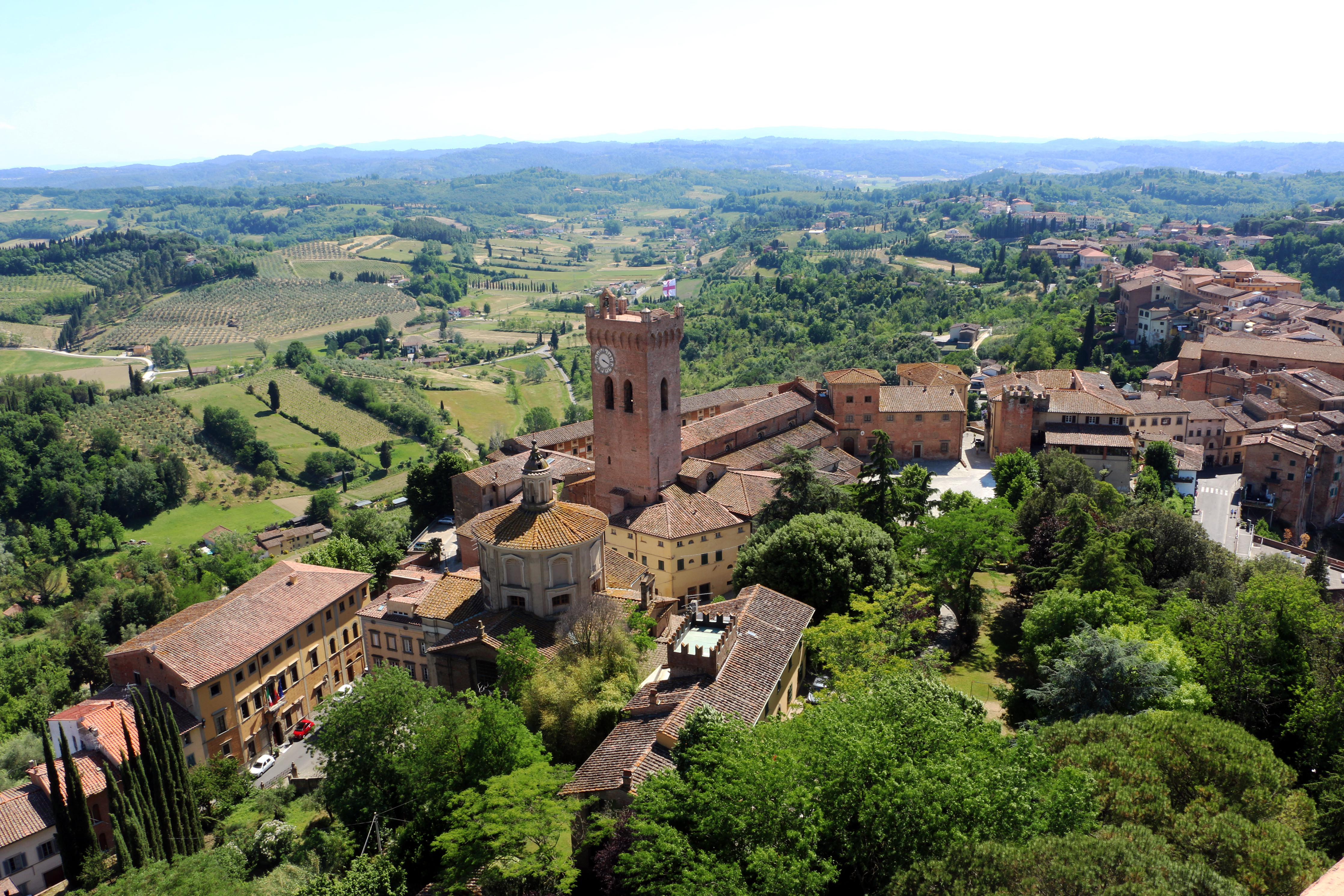 Panoramaudsigt over San Miniato Katedralen med de grønne bølgende bakker i Toscana, Italien set fra oven på en solrig dag