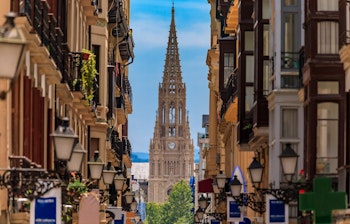 Den gotiske katedral Good Shepherd med 75m spir i San Sebastians gamle bydel, Baskerlandet, Spanien