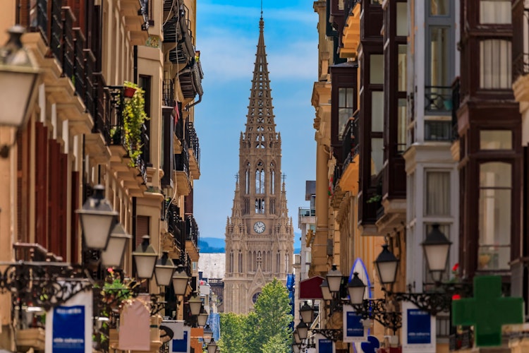 Den gotiske katedral Good Shepherd med 75m spir i San Sebastians gamle bydel, Baskerlandet, Spanien