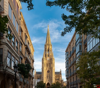 Panoramaudsigt over San Sebastian med den ikoniske kystlinje og Buen Pastor-katedralen i Baskerlandet, Spanien