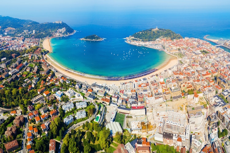 Luftfoto af San Sebastian med den smukke La Concha bugt, gyldne sandstrand og den historiske gamle bydel i Baskerlandet, Spanien