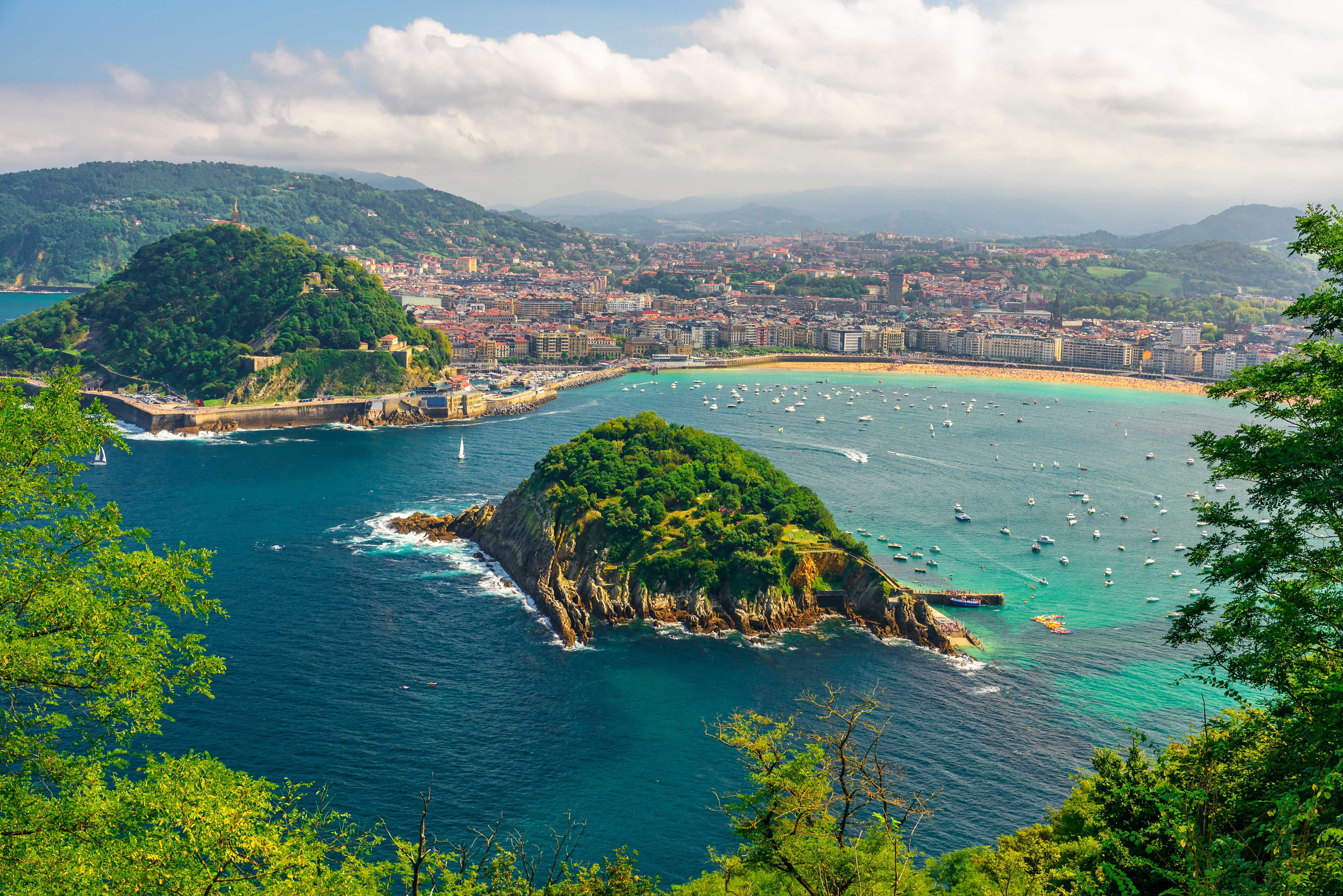 Luftfoto af La Concha-stranden med turkisblåt vand i San Sebastian, Baskerlandet, Spanien på en solrig sommerdag