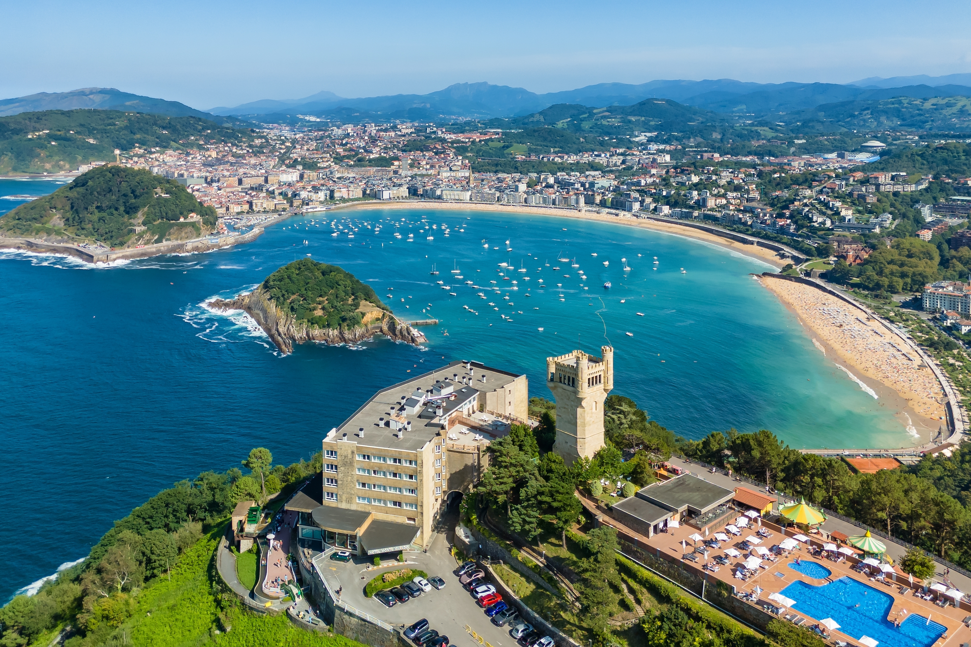 Luftfoto over San Sebastians bugt med La Concha stranden, Monte Igueldo tårnet og turkisblåt atlanterhavsvand i Baskerlandet, Spanien