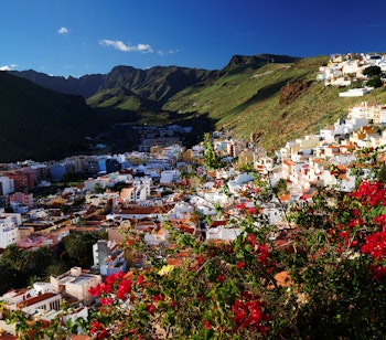 Farverige bygninger i San Sebastian på La Gomera, hvor Columbus gjorde sit sidste stop før rejsen til Amerika