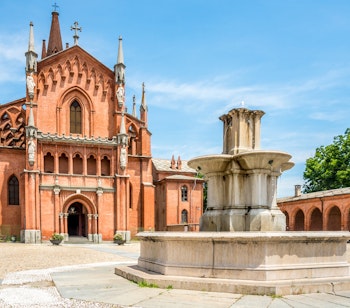 Den historiske San Vittore kirke med smuk fontæne i gårdhaven i Pollenzo, Piedmont regionen i Norditalien - et charmerende kulturelt rejsemål
