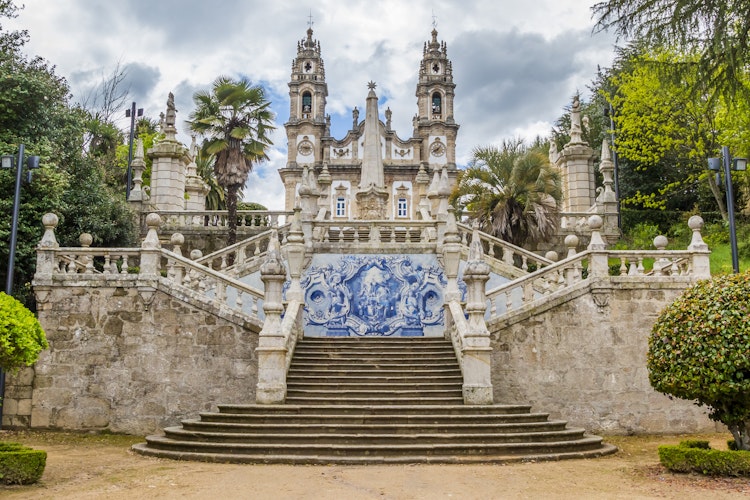 Majestætisk panorama over Helligdommen Nossa Senhora dos Remédios i Lamego med den ikoniske trappe prydet med traditionelle blå azulejo-fliser og den barokke kirke omgivet af grønne haver