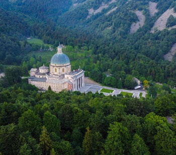 Luftfoto af Oropa-helligdommen, et berømt katolsk pilgrimsmål beliggende i Biellese-alperne i Norditalien, Piedmont