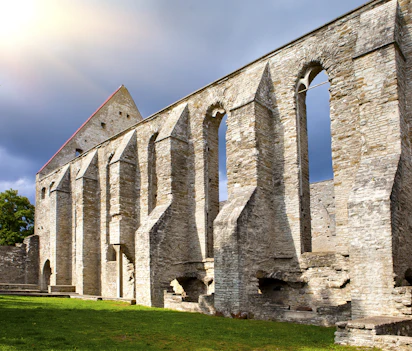 Sankt Brigitta klosterruiner i Tallinn Estland med gotiske stenbuer