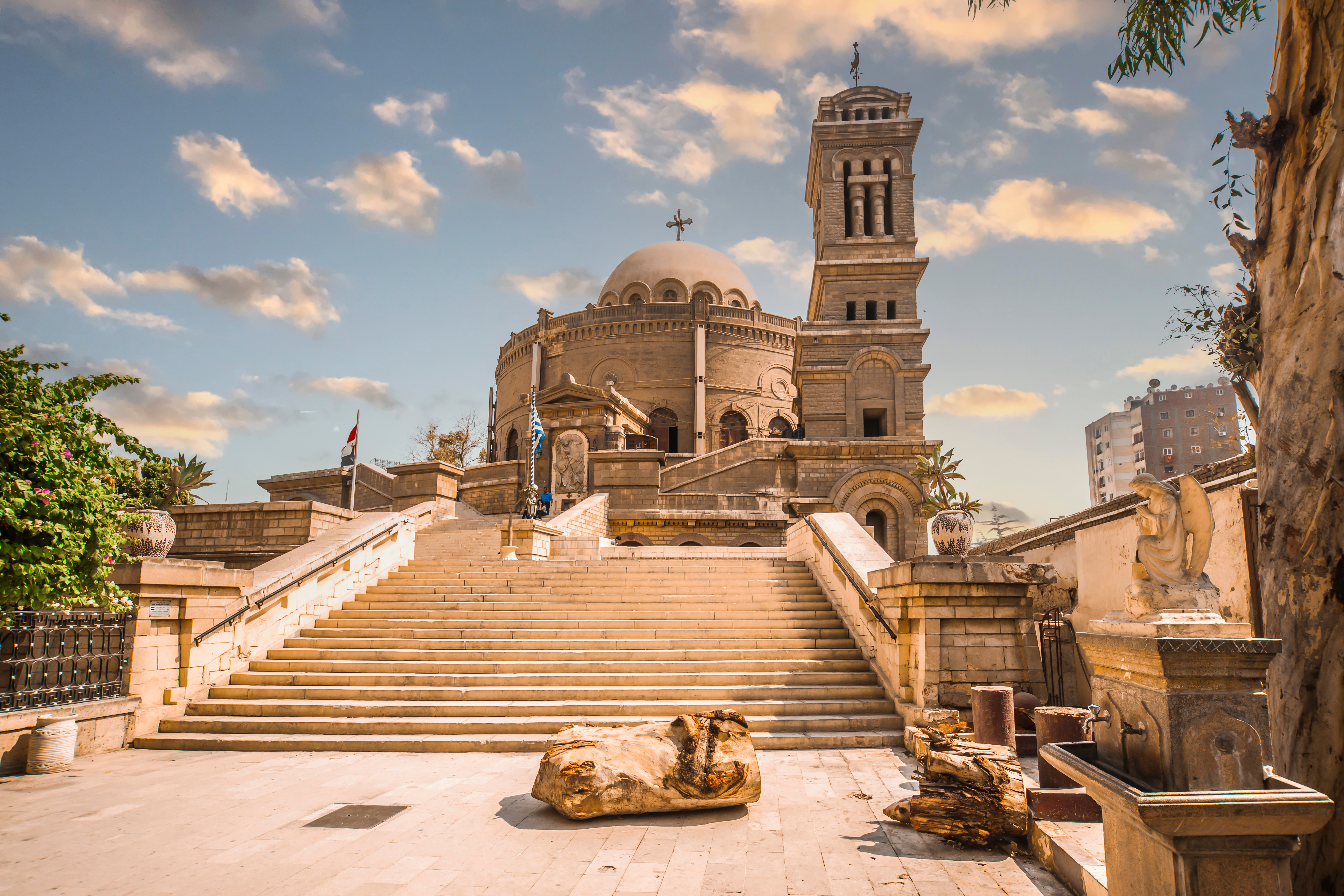 Sankt Georg Kirken i Koptisk Cairo, Egypten – historisk ortodoks kirke med stor stentrappe, kuppel og klokketårn