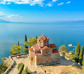 Den historiske Sankt Johannes Kirke i Kaneo beliggende på en klippe med udsigt over Ohrid-søen i Nordmakedonien