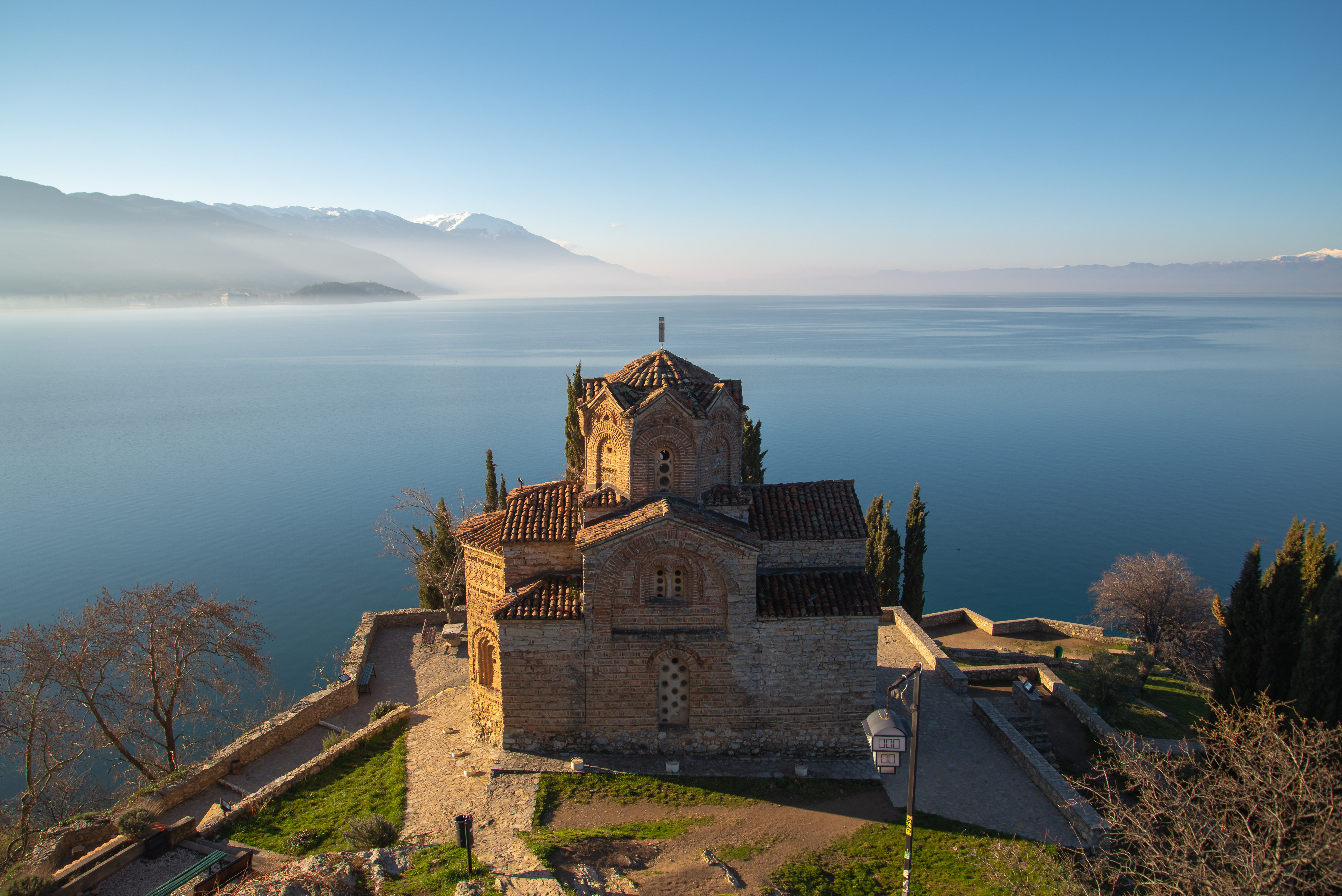 Sankt John at Kaneo kirke ved Ohrid-søen i Nordmakedonien ved solnedgang