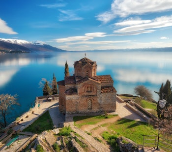 Sankt John at Kaneo kirke ved Ohrid Søen i Makedonien med bjergerefleksioner