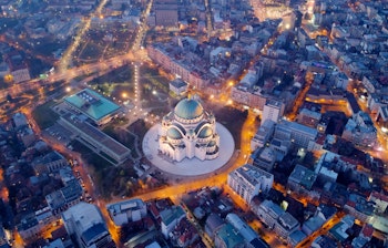 Luftfoto af Sankt Sava-kirken i Beograd, Serbien ved skumringstid.