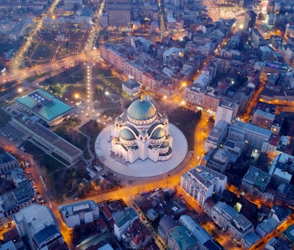 Luftfoto af Sankt Sava-kirken i Beograd, Serbien ved skumringstid.