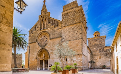 Den historiske Sant Jaume kirke med gotisk arkitektur i den gamle bydel af Alcudia på Mallorca