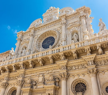 Imponerende barokfacade på Santa Croce kirken i Lecce - en arkitektonisk perle i Puglias historiske centrum