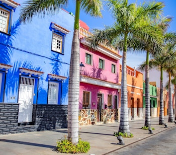 Charmerende gade med farverige historiske bygninger i Santa Cruz på Tenerife, der viser den traditionelle kanariske arkitektur med livlige facader i den gamle bydel